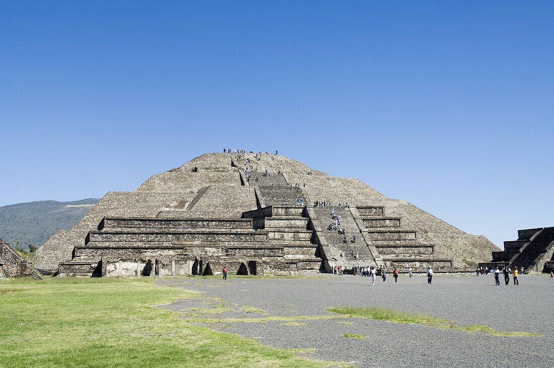 Pyramid of the Moon, Teotihuacan, 150AD to 600AD and later used by the Aztecs, UNESCO World Heritage Site, north of Mexico City, Mexico, North America