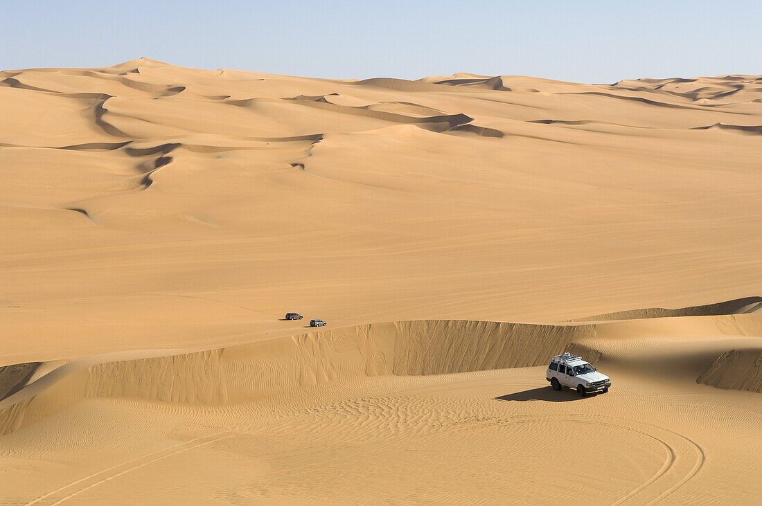 SUV on sand dunes, Erg Awbari, Sahara desert, Fezzan, Libya, North Africa, Africa