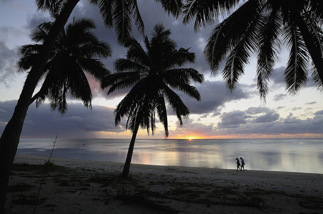 Couple walking on beach, Paradise Cove, Aitutaki, Cook Islands, South Pacific Ocean, Pacific