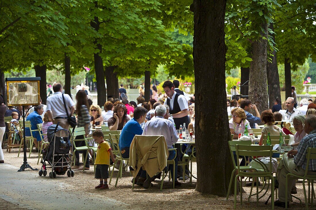 People dining outdoors, Jardin du Luxembourg, Paris, France, Europe