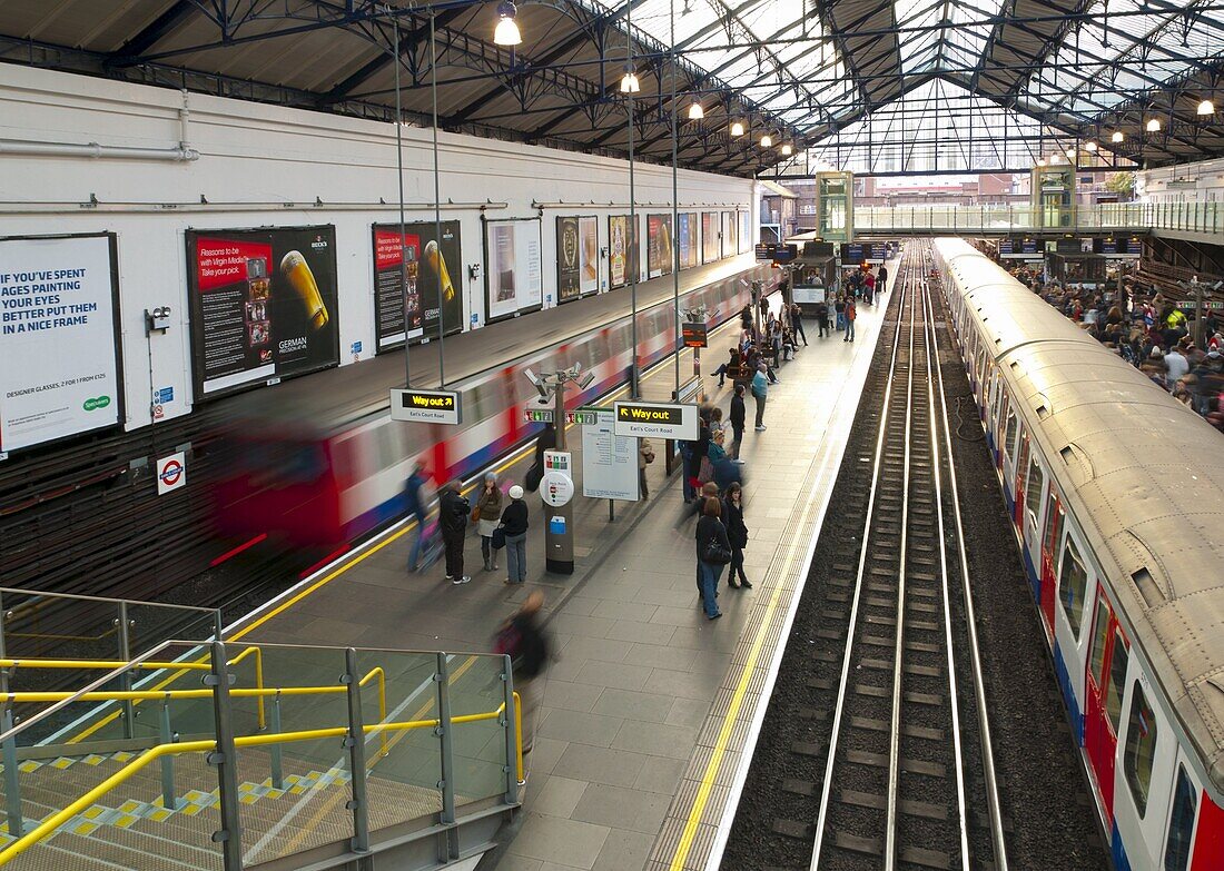 District Line platforms, Earls Court Underground Station, London, England, United Kingdom, Europe
