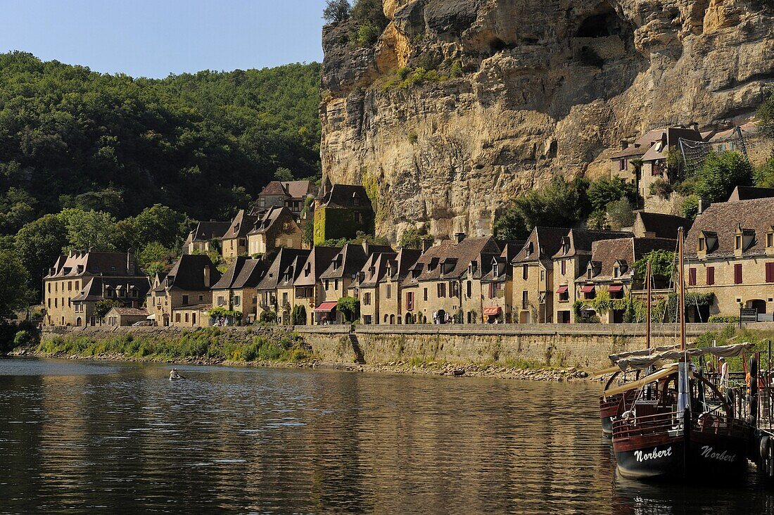 The River Dordogne, La Roque-Gageac, Dordogne, France, Europe