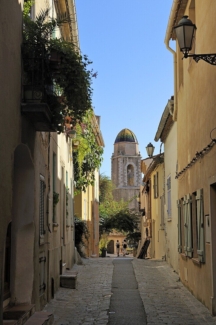 Narrow back street, St. Tropez, Var, Provence, Cote d'Azur, France, Europe