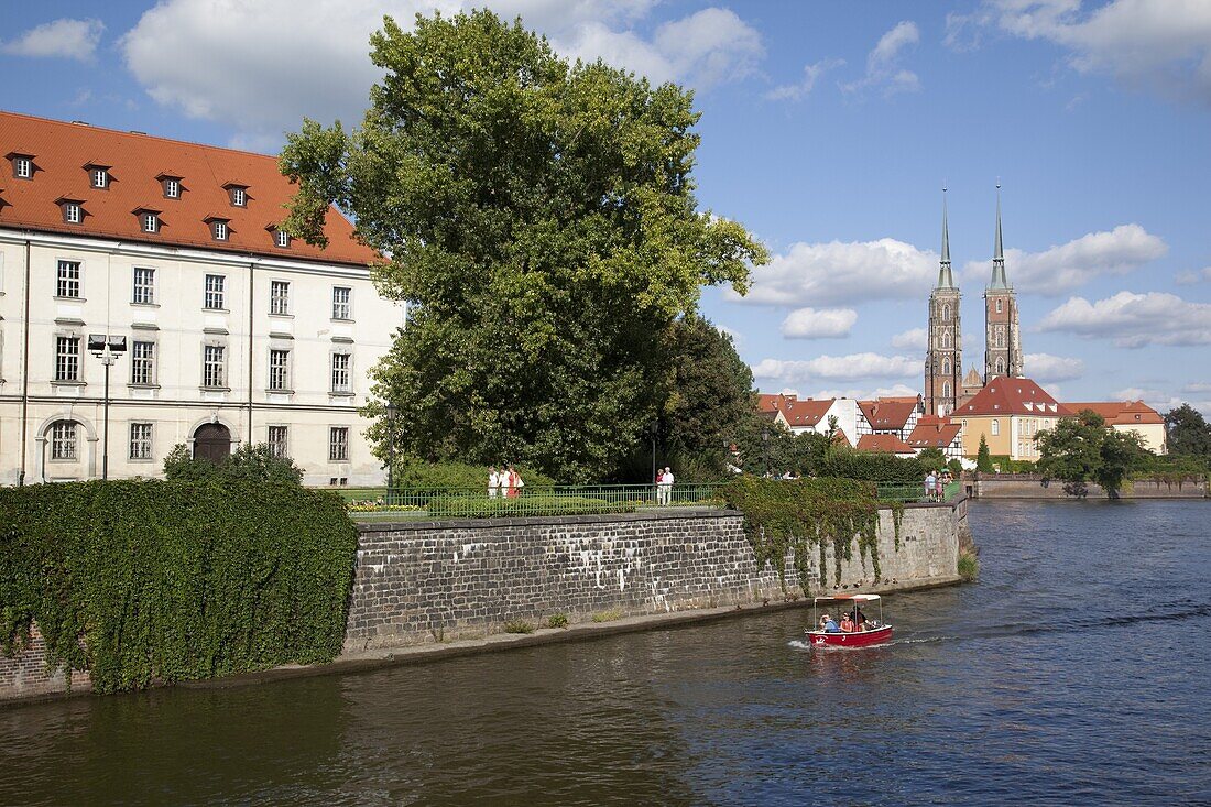 River Odra (River Oder) and Cathedral, Old Town, Wroclaw, Silesia, Poland, Europe