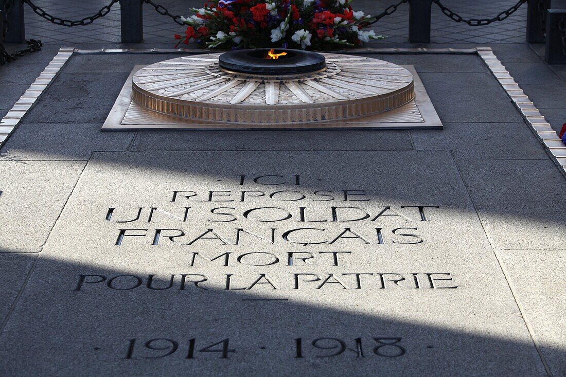 Unknown soldier's grave under the Arc de Triomphe, Paris, France, Europe