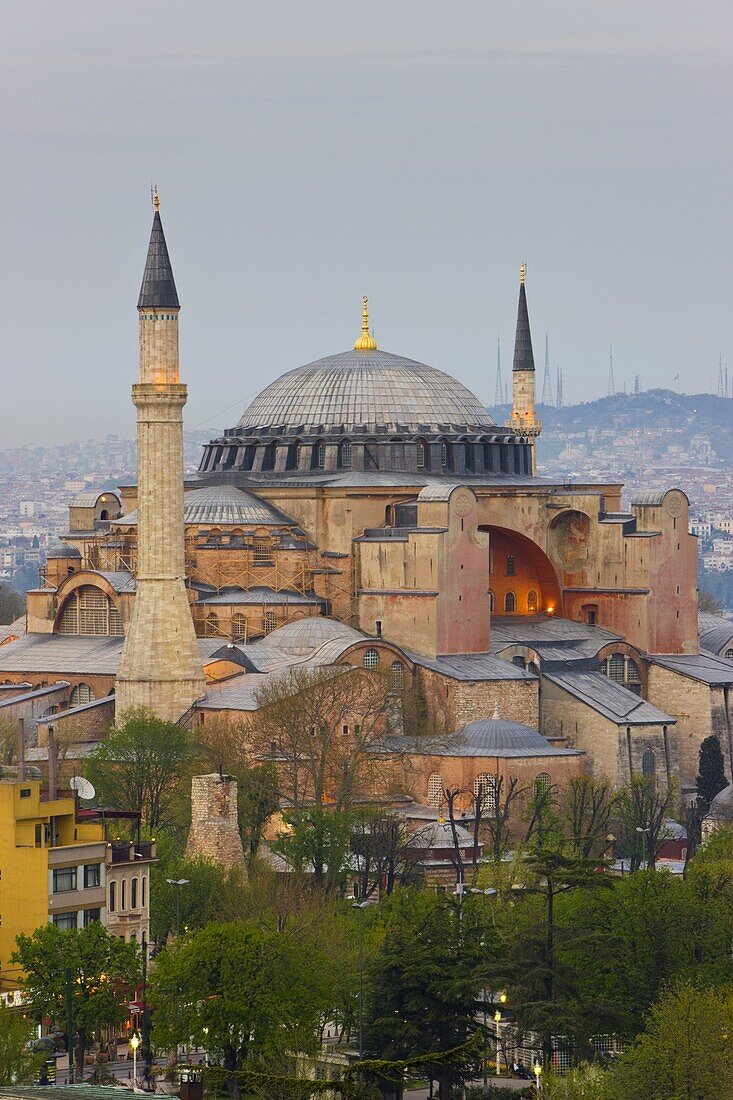Elevated view of Aya Sofya (Hagia Sophia) (Sancta Sophia), UNESCO World Heritage Site, in Sultanahmet, Istanbul, Turkey, Europe