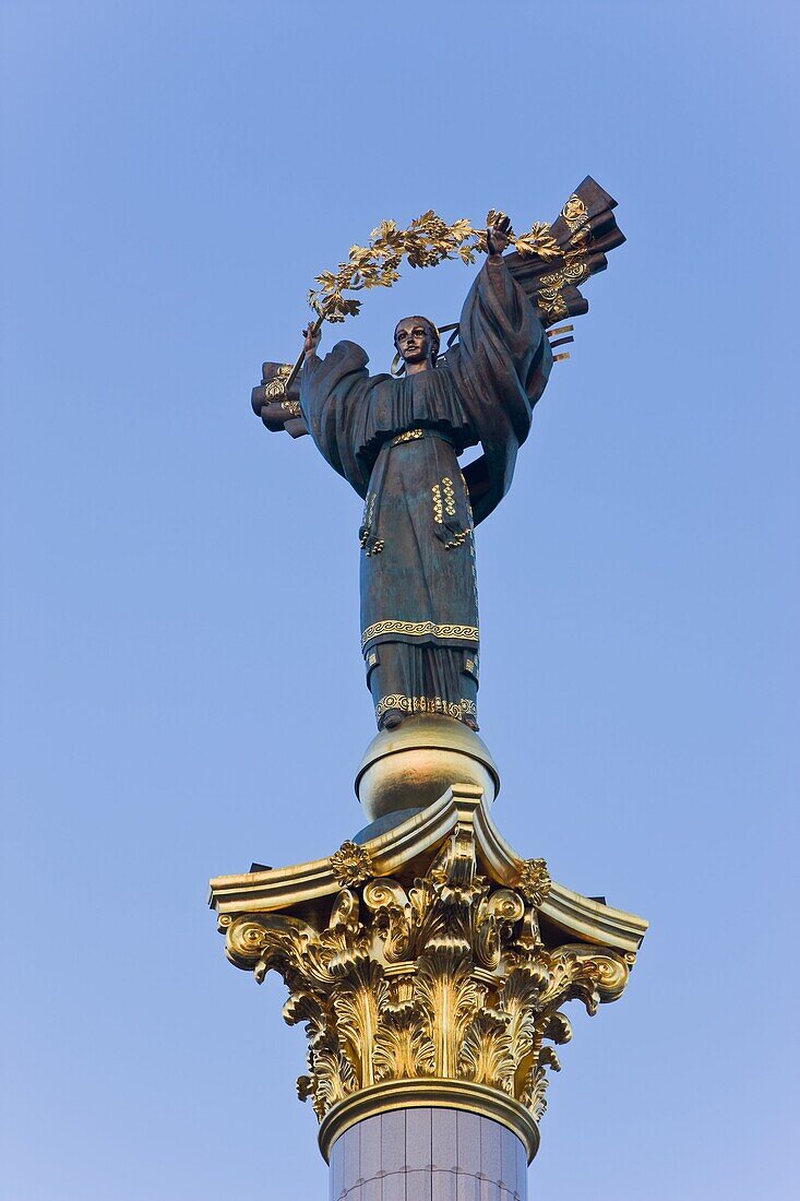 Statue in Independence Square (Maidan Nezalezhnosti), the symbol of Kiev, Kiev, Ukraine, Europe