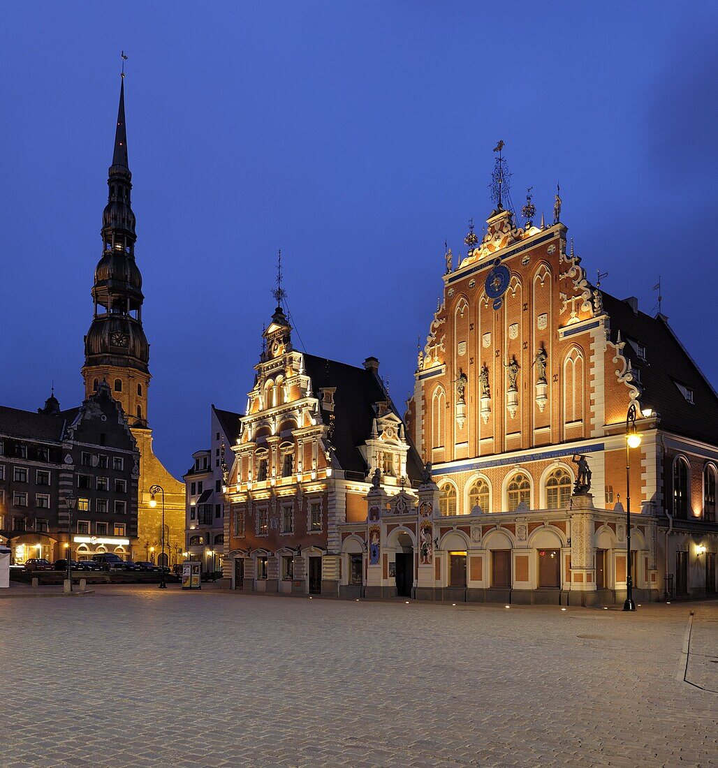 House of the Blackheads at night, Ratslaukums (Town Hall Square), Riga, Latvia, Baltic States, Europe