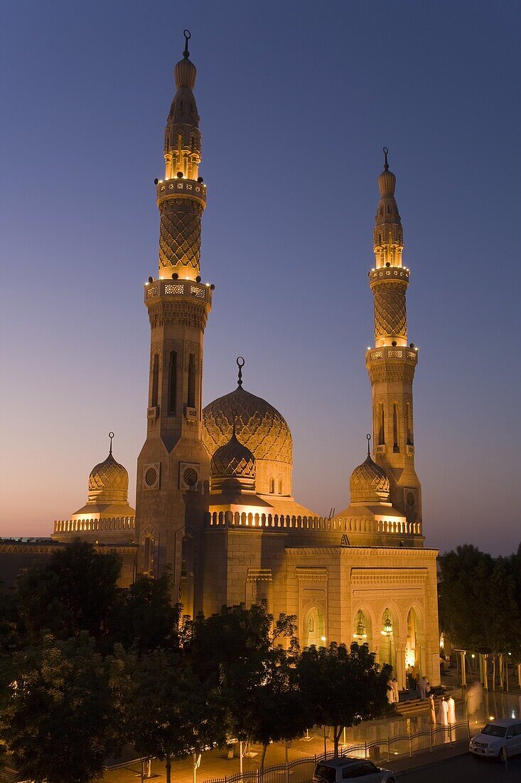 Jumeirah Mosque, Dubai's largest and best-known mosque spectacularly lit up at night, Dubai, United Arab Emirates, Middle East
