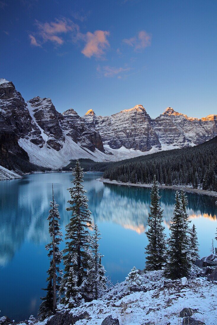 Snow at Moraine Lake in Banff National Park, UNESCO World Heritage Site, Alberta, Rocky Mountains, Canada, North America