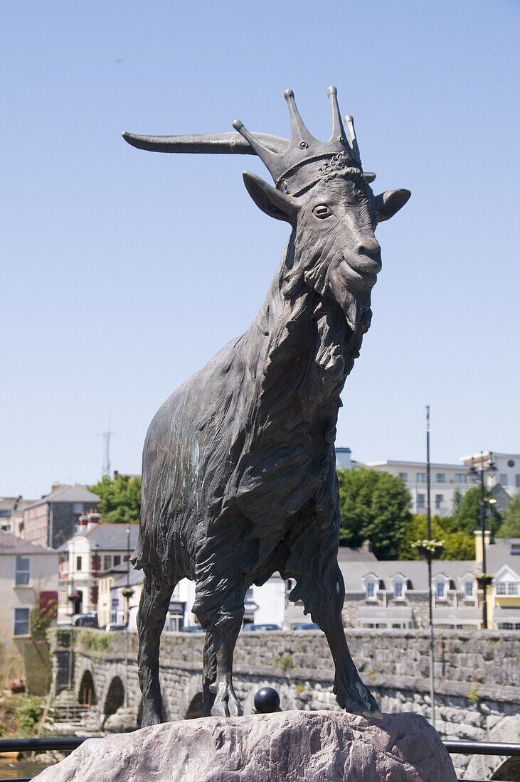 Statue to King Puck, Killorglin, famous for the Puck Festival, Ring of Kerry, County Kerry, Munster, Republic of Ireland, Europe