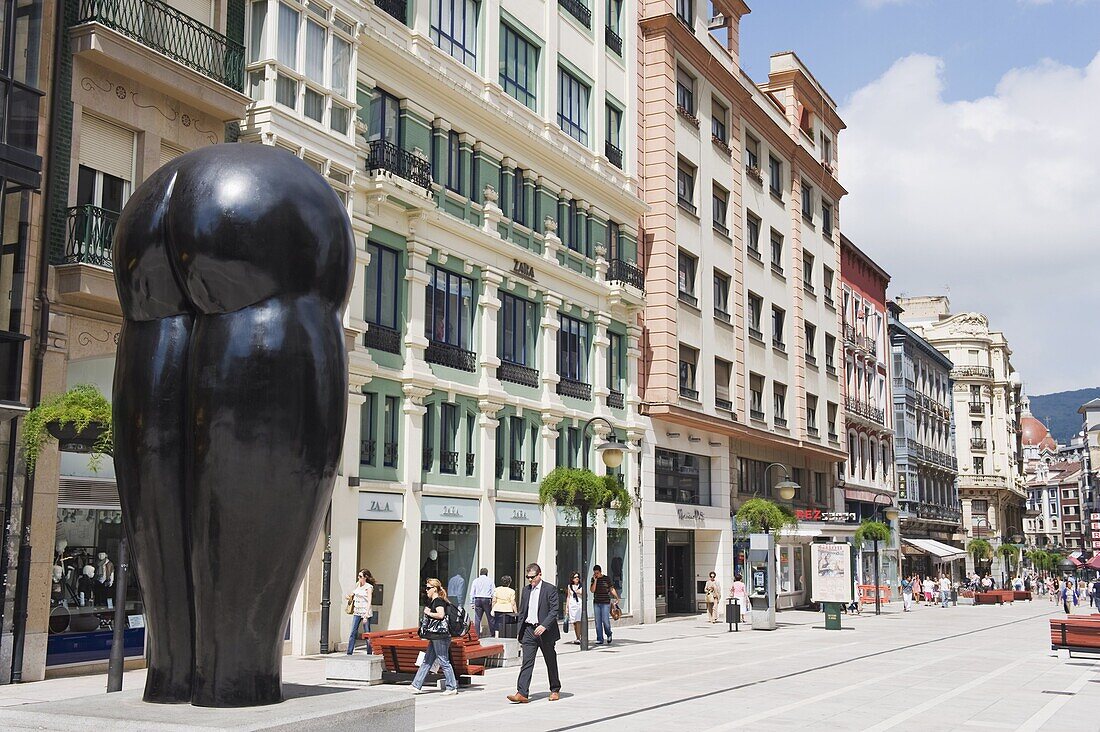 Statue Culis Monumentalibus, by artist Eduardo Urculo, Pelayo Street, Oviedo, Asturias, Spain, Europe