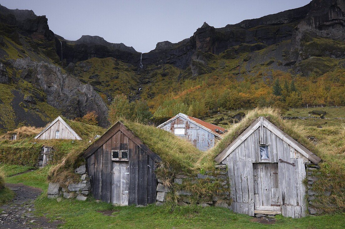 Farm buildings at Nupsstadur, under Lomagnupur cliffs, dating from the 18 and 19th centuries, South Iceland, Iceland, Polar Regions