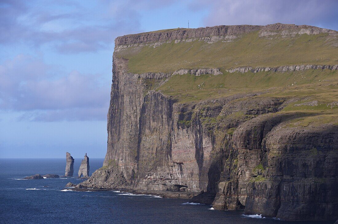 Risin and Kellingin sea stacks, under 350 m high cliffs, near Eidi, Esturoy, Faroe Islands (Faroes), Denmark, Europe