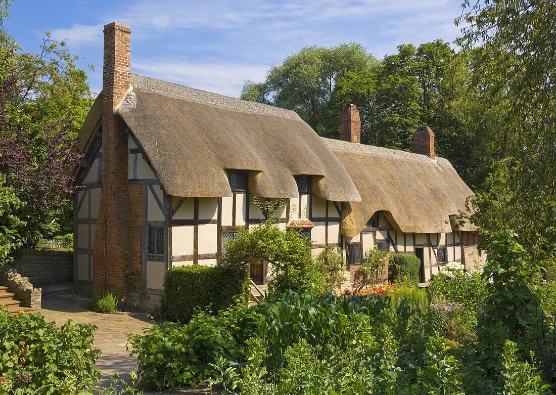 Cottage garden and Anne Hathaway's thatched cottage, Shottery, near Stratford-upon-Avon, Warwickshire, England, United Kingdom, Europe