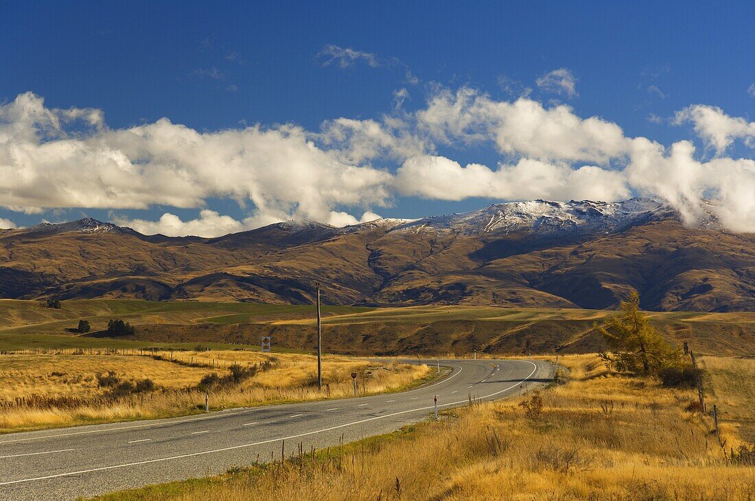 Road and Dunstan Range, Manuherikia Valley, Central Otago, South Island, New Zealand, Pacific