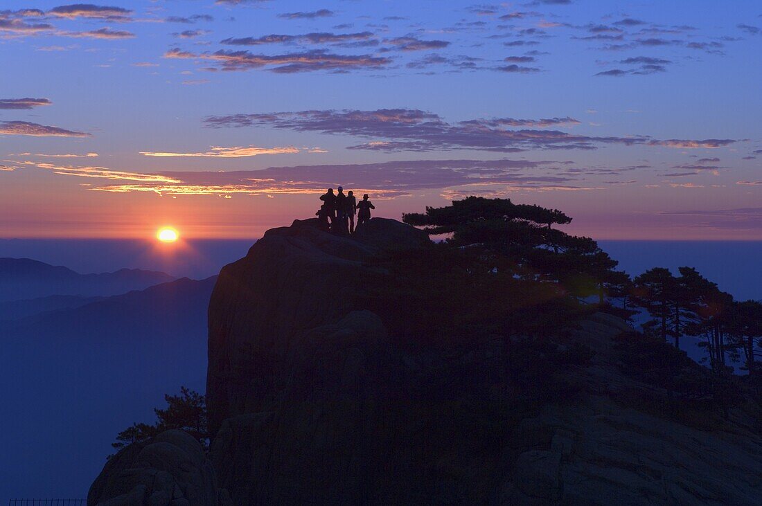 Men watching sunrise, Huang Shan (Yellow Mountain), UNESCO World Heritage Site, Anhui Province, China, Asia