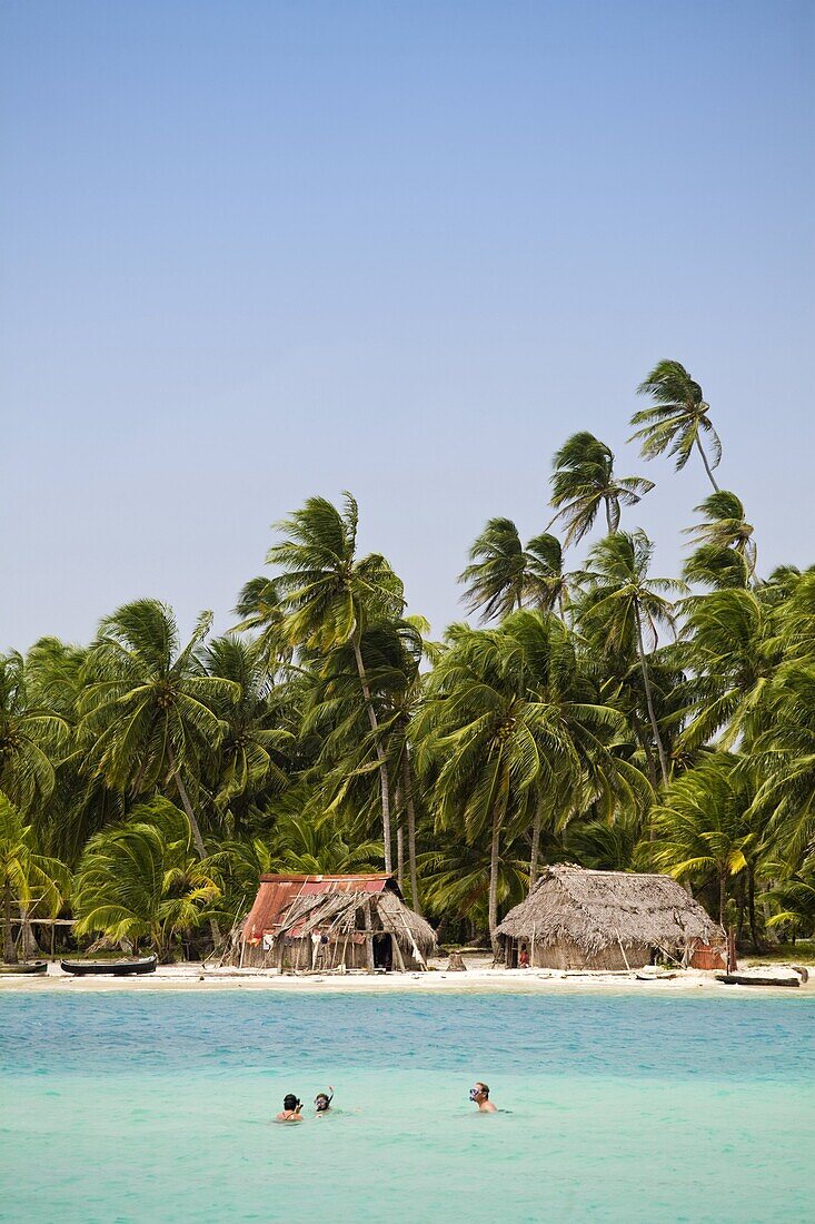 Tourists snorkelling in front of Devil Island, Comarca de Kuna Yala, San Blas Islands, Panama, Central America