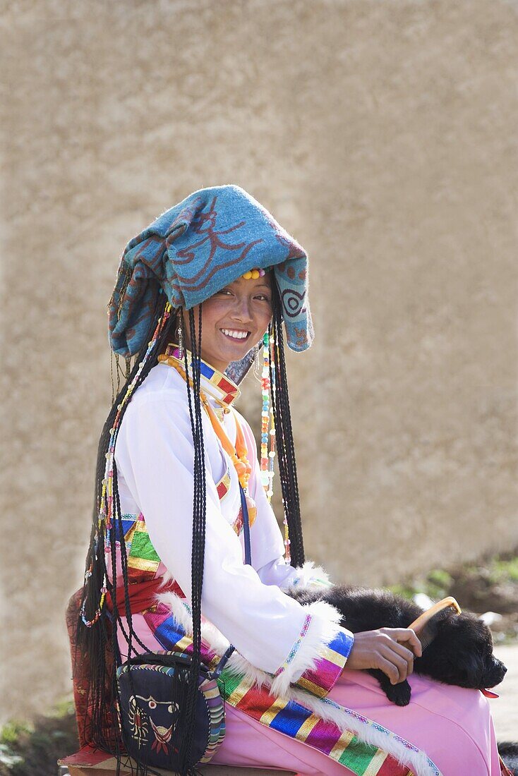 Woman of Naxi minority people, on Tibetan Border, Shangri-La region, formerly called Zhongdian, Yunnan Province, China, Asia