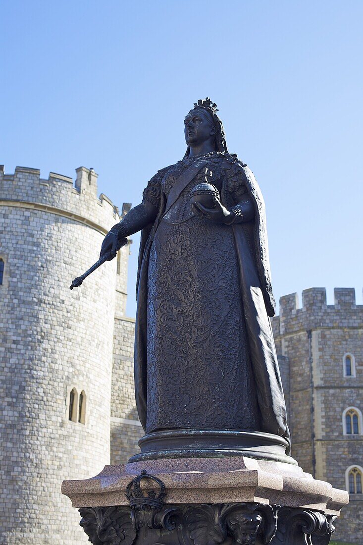 Statue of Queen Victoria outside Windsor Castle, Windsor, Berkshire, England, United Kingdom, Europe
