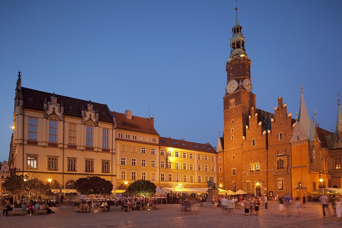 Town hall at dusk, Rynek (Old Town Square), Wroclaw, Silesia, Poland, Europe