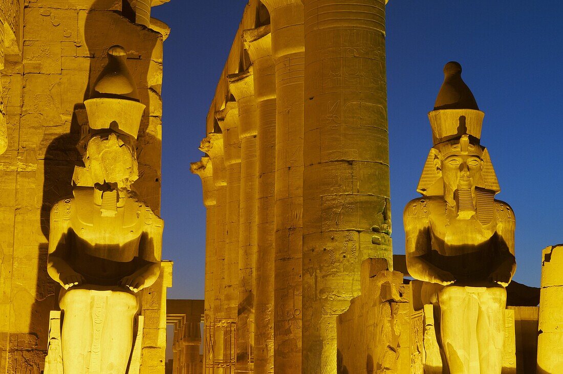 Great Court of Ramesses II and colossal statues of Ramesses II, Temple of Luxor, Thebes, UNESCO World Heritage Site, Egypt, North Africa, Africa