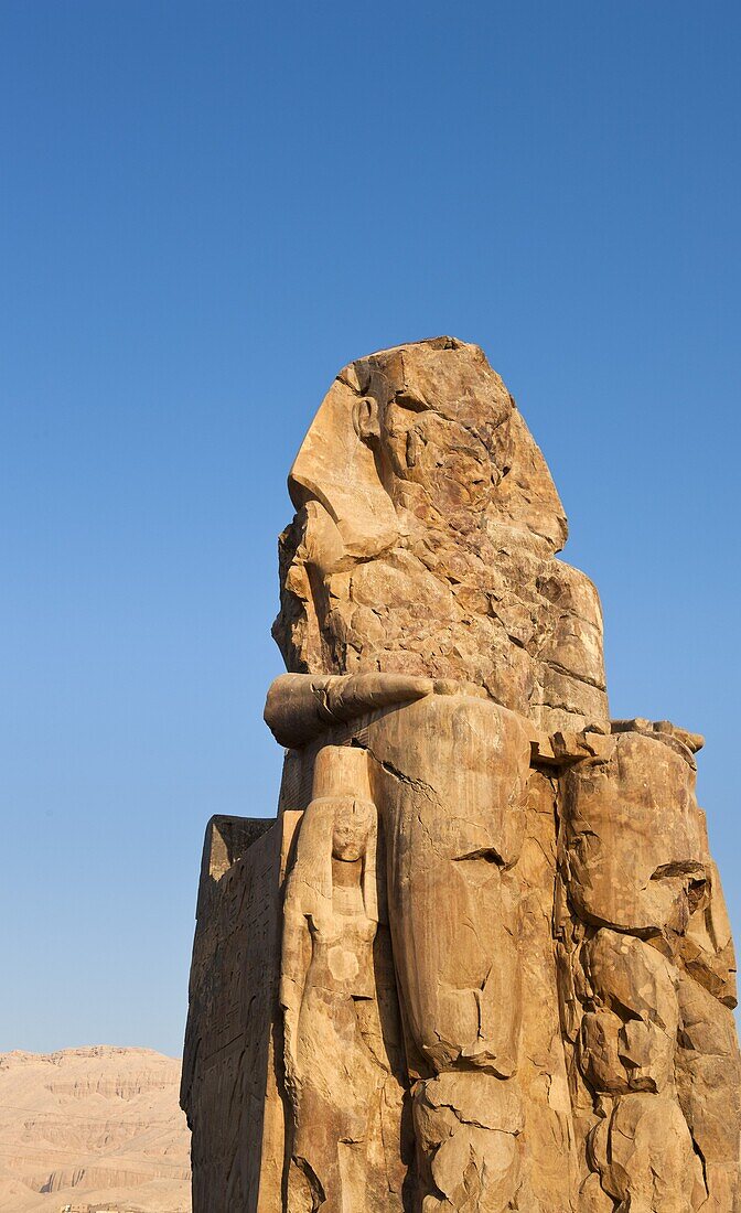 One of the Colossi of Memnon with the Theban hills behind, Thebes, UNESCO World Heritage Site, Egypt, North Africa, Africa