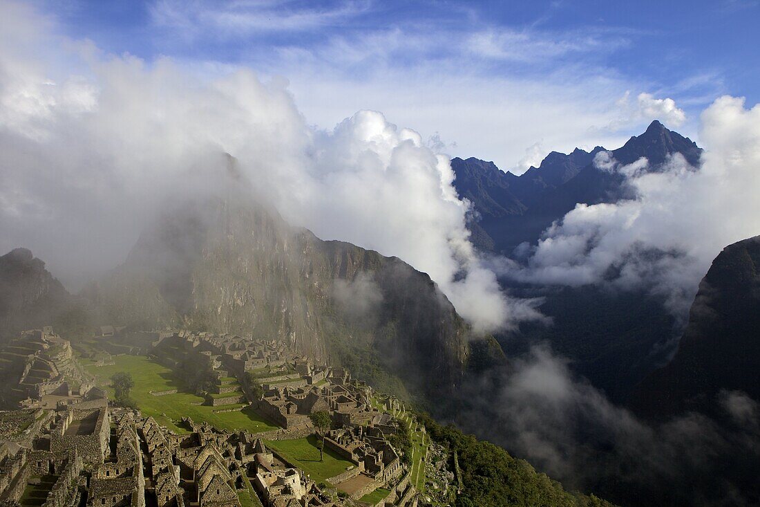 Ruins of the Inca city in morning light, Machu Picchu, UNESCO World Heritage Site, Urubamba Province, Peru, South America