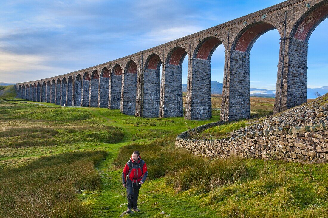 Pen-y-ghent and Ribblehead Viaduct on Settle to Carlisle Railway, Yorkshire Dales National Park, North Yorkshire, England, UK