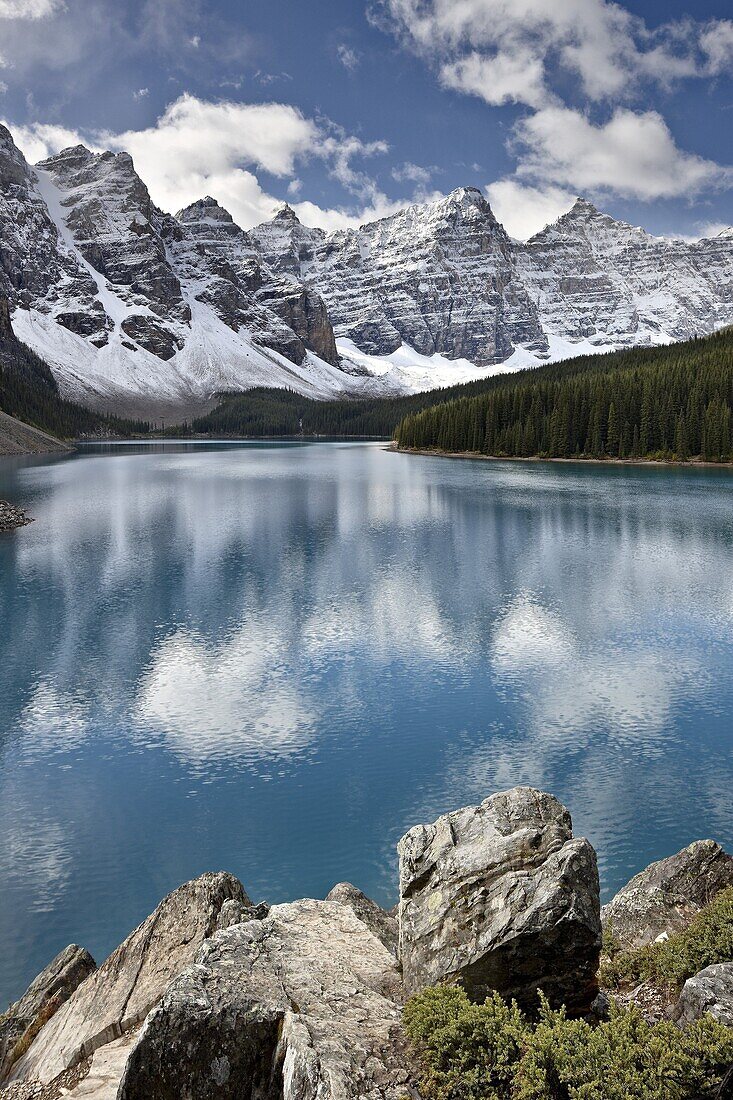 Moraine Lake in the fall with fresh snow, Banff National Park, UNESCO World Heritage Site, Alberta, Canada, North America