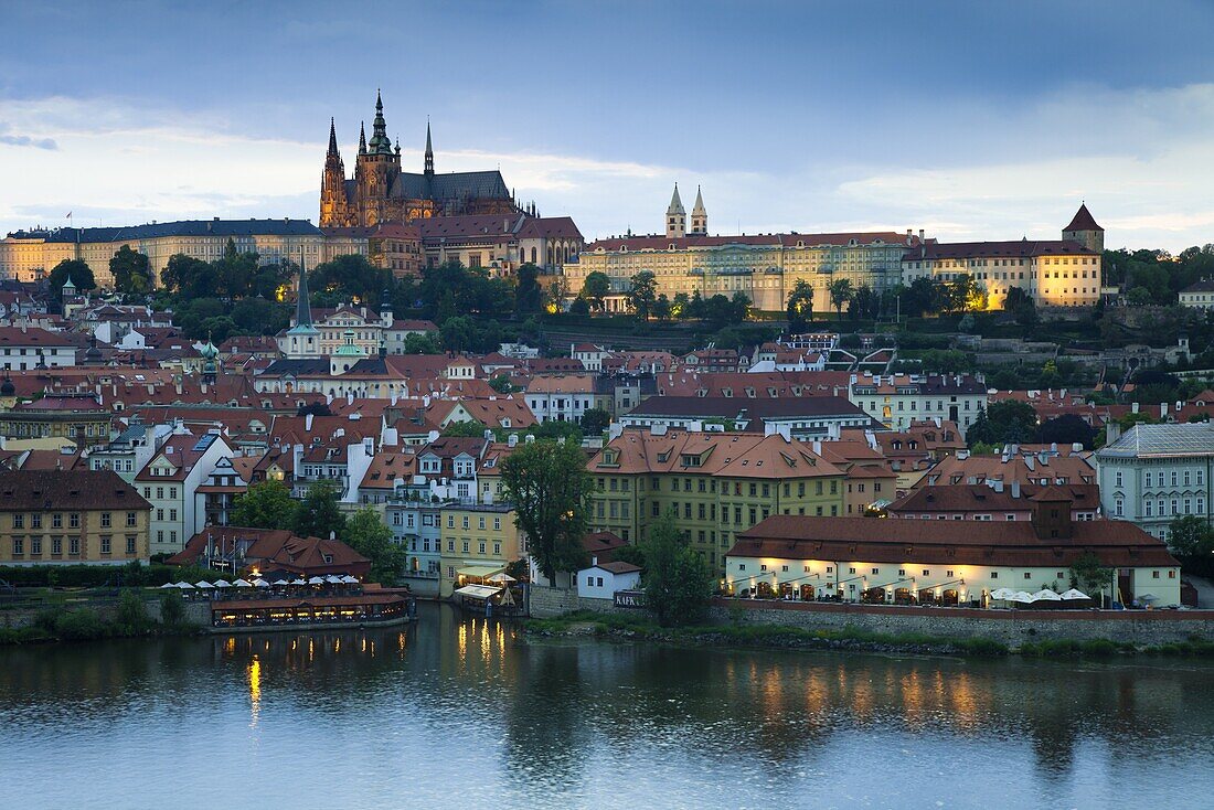 St. Vitus Cathedral, River Vltava and the Castle District illuminated in the evening, UNESCO World Heritage Site, Prague, Czech Republic, Europe