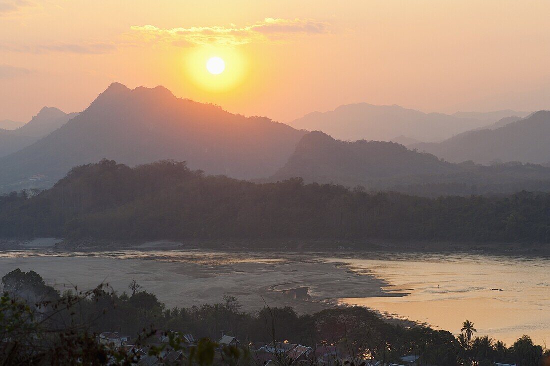 Sunset over the Mekong River from Wat Phousi, Luang Prabang, Laos, Indochina, Southeast Asia, Asia