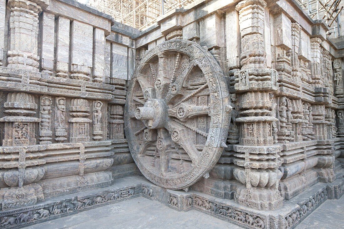 Carved chariot wheel on the wall of the 13th century Konarak Sun temple, built as the chariot of Surya the Sun god, UNESCO World Heritage Site, Konarak, Orissa, India, Asia