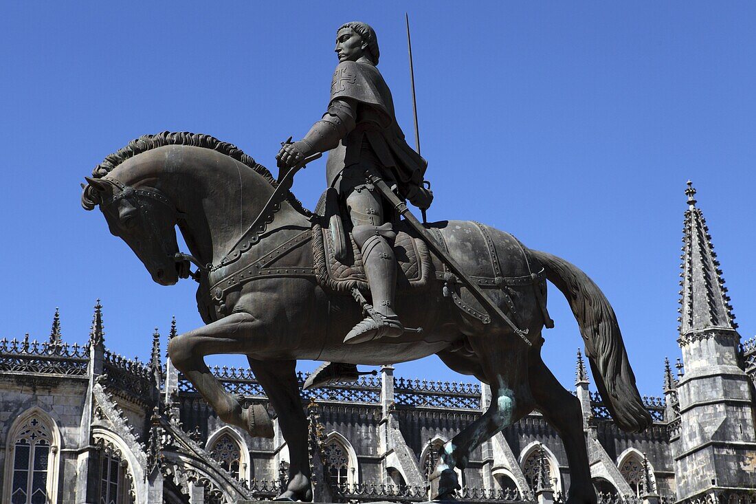 Nuno Alvares Pereira statue, Battle of Ajubarrota victor in 1385, at Batalha Abbey, UNESCO World Heritage Site, Batalha, Estremadura, Portugal, Europe