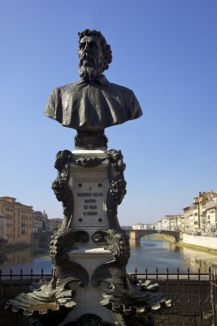 Bust of Benvenuto Cellini, Ponte Vecchio, Florence, UNESCO World Heritage Site, Tuscany, Italy, Europe