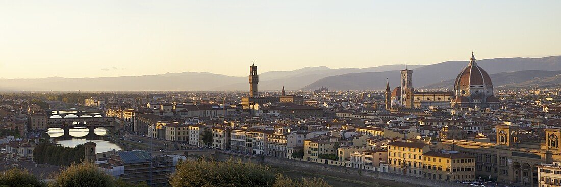 Panoramic view of Ponte Vecchio, River Arno, Palazzo Vecchio and Duomo from Piazzale Michelangelo, Florence, UNESCO World Heritage Site, Tuscany, Italy, Europe