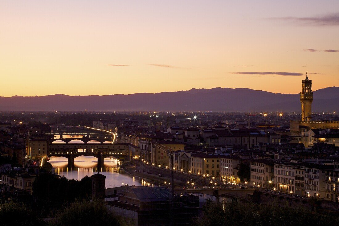 View of Ponte Vecchio, River Arno and Palazzo Vecchio in evening light from Piazzale Michelangelo, Florence, UNESCO World Heritage Site, Tuscany, Italy, Europe