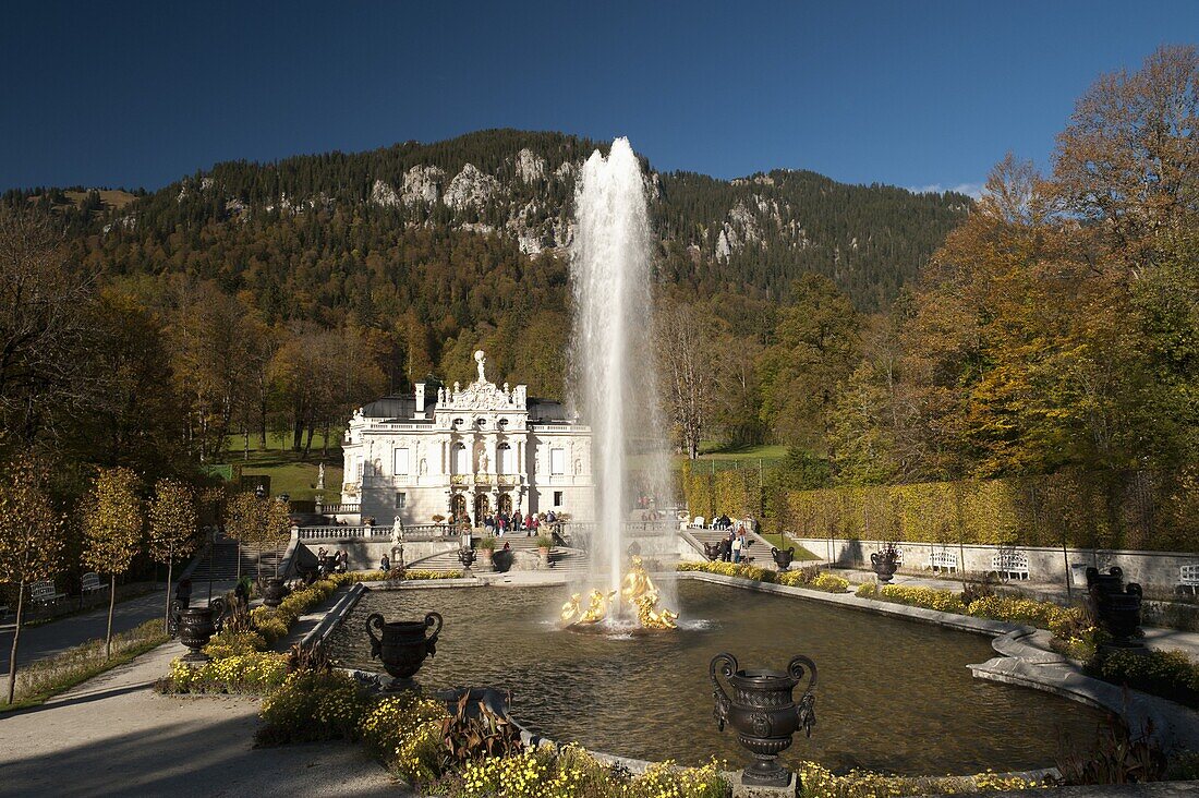 Linderhof Castle with fountain in pond and Alps behind, Bavaria, Germany, Europe