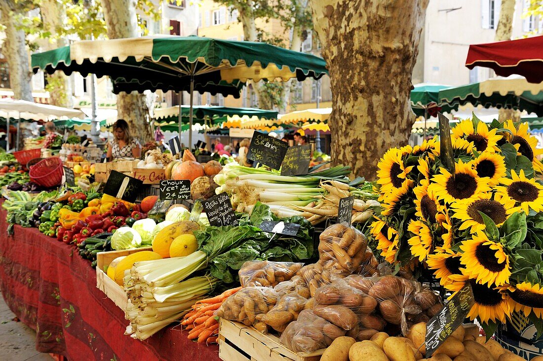 Fruit and vegetable market, Aix-en-Provence, Bouches-du-Rhone, Provence, France, Europe