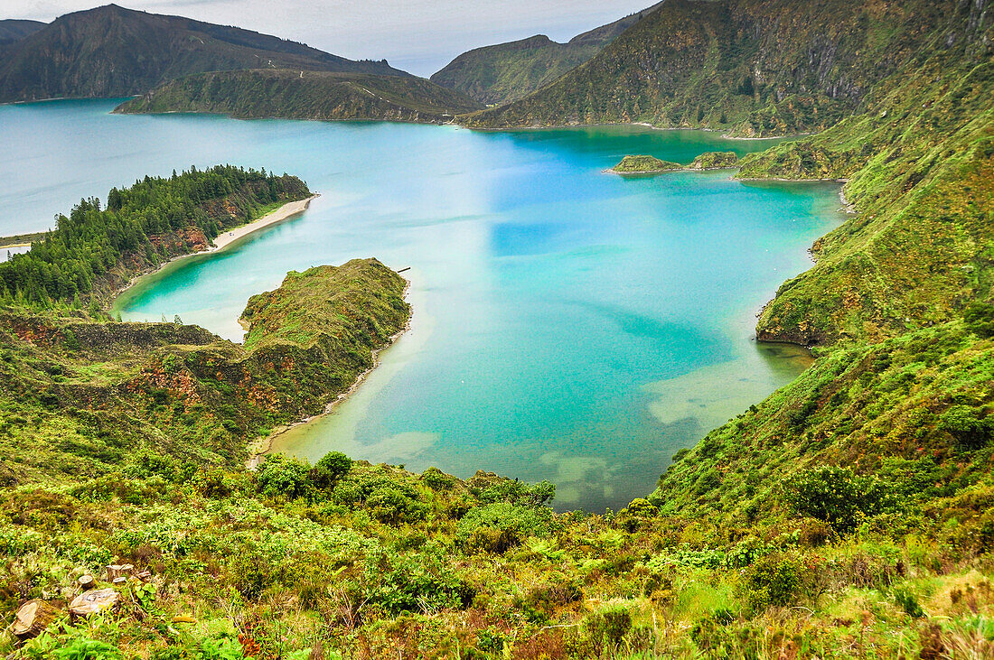 Kratersee Lagoa do Fogo in der Caldera des Vulkan Agua de Pau, Feuersee, Aussichtspunkt Miradouro Pico da Barrosa, Insel Sao Miguel, Azoren, Portugal, Europa, Atlantik