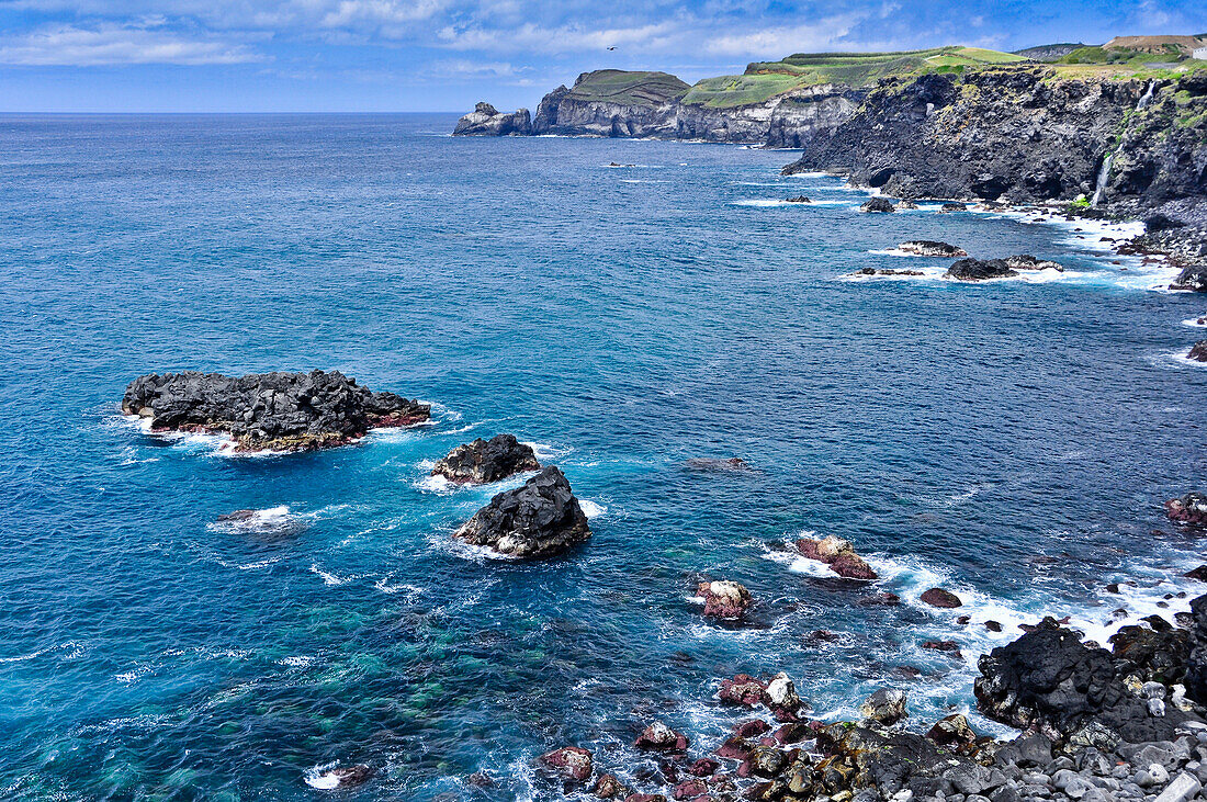 'Steilküste mit Klippen und Inseln im Norden von Sao Miguel, Azoren, Portugal, Europa, Atlantik;'