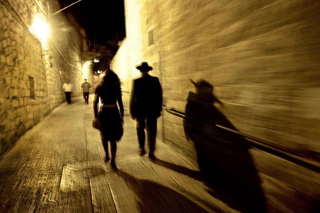 Menschen laufen durch die Stadt bei Nacht, Jerusalem, Israel