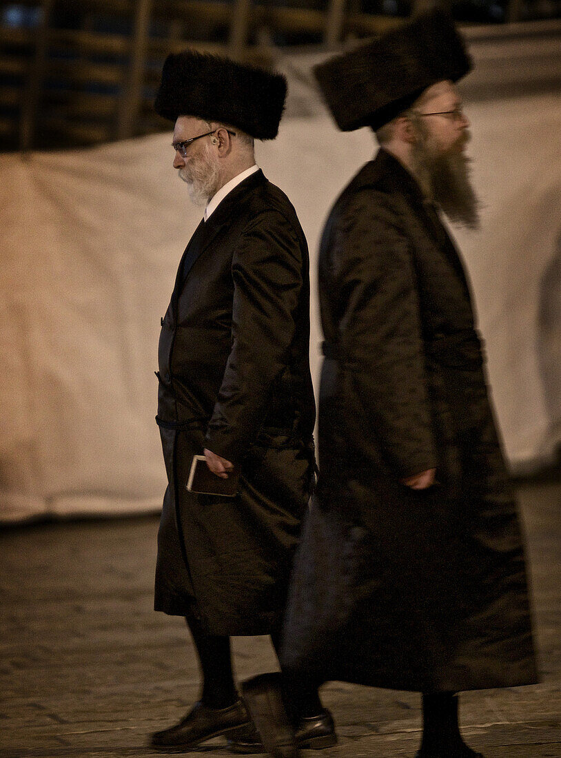 Zwei alte Rabbiner mit traditionellen Pelzmützen, Jerusalem, Israel
