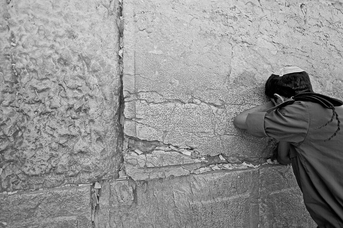 Junger Mann betet an der Klagemauer, Jerusalem, Israel