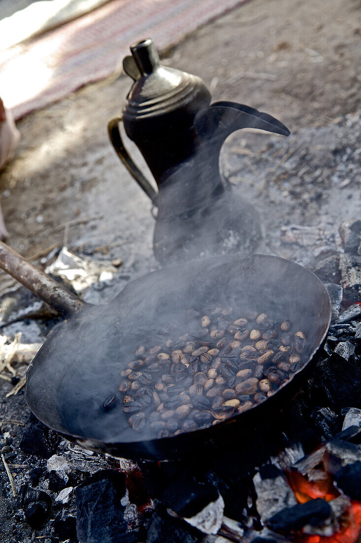 Kaffeebohnen rösten im Feuer, Negev, Israel