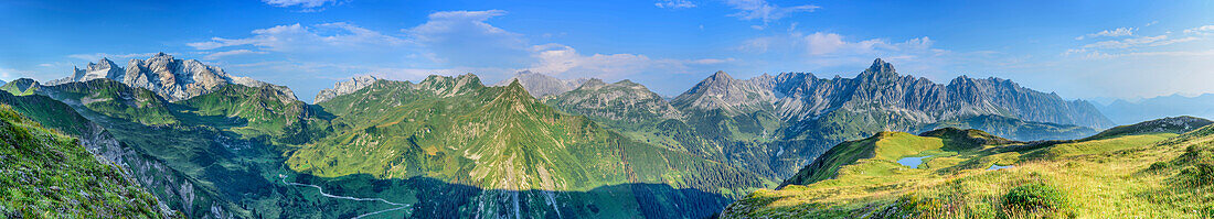 Panorama mit Blick auf Drei Türme, Drusenfluh, Kirchlispitzen, Schesaplana, Saulakopf, Zimba und Steintälikopf, vom Kreuzjoch, Rätikon, Vorarlberg, Österreich