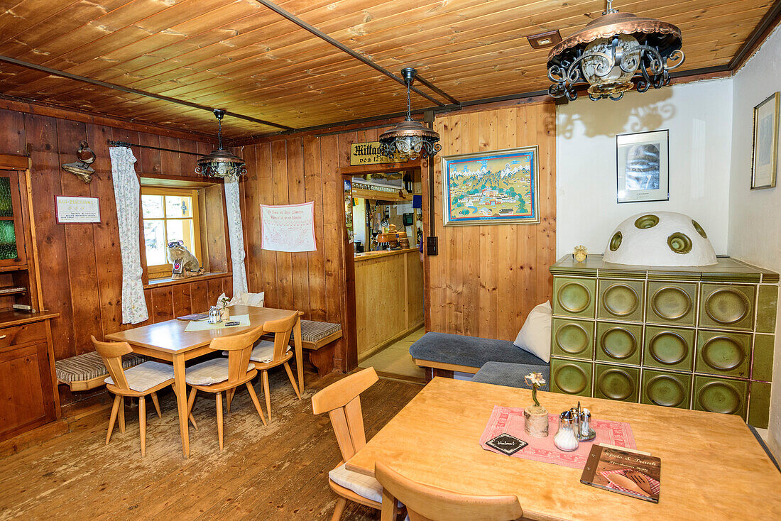 Gaststube der Pforzheimer Hütte, Pforzheimer Hütte, Sellrain, Stubaier Alpen, Tirol, Österreich