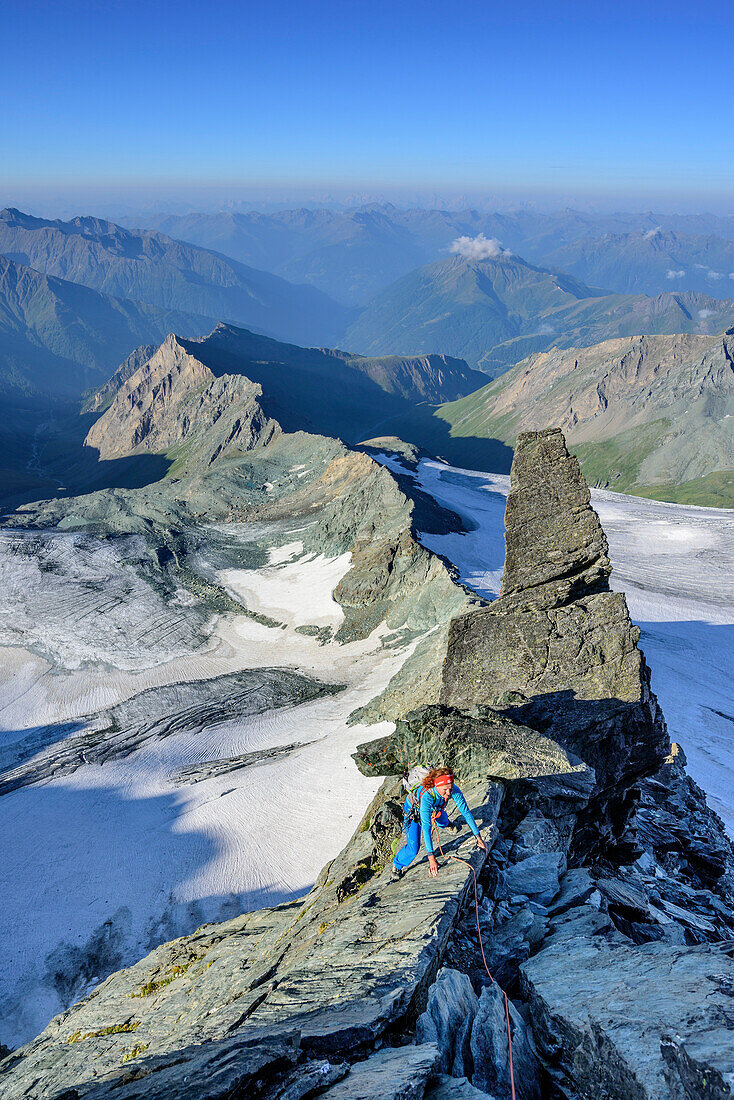 Frau klettert über Stüdlgrat zum Großglockner, Stüdlgrat, Großglockner, Hohe Tauern, Osttirol, Österreich