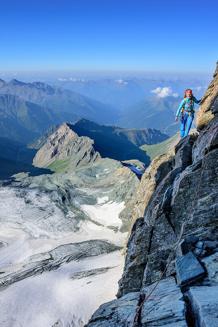 Frau klettert über Stüdlgrat zum Großglockner, Stüdlgrat, Großglockner, Hohe Tauern, Osttirol, Österreich