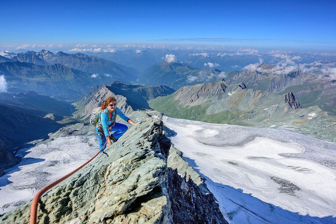 Frau klettert über Stüdlgrat zum Großglockner, Stüdlgrat, Großglockner, Hohe Tauern, Osttirol, Österreich